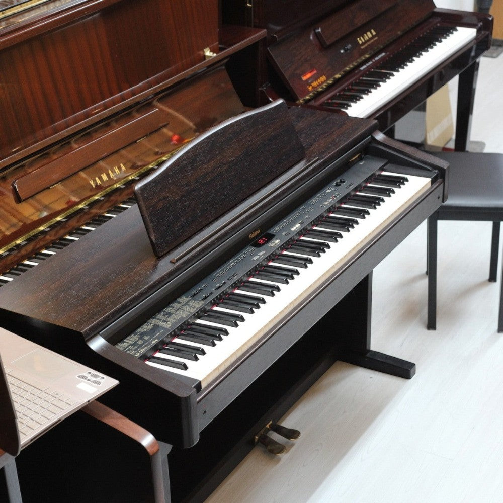 Đàn piano điện Roland KR370 màu nâu gỗ sang trọng với bàn phím 88 phím tại cửa hàng TÂN NHẠC CỤ