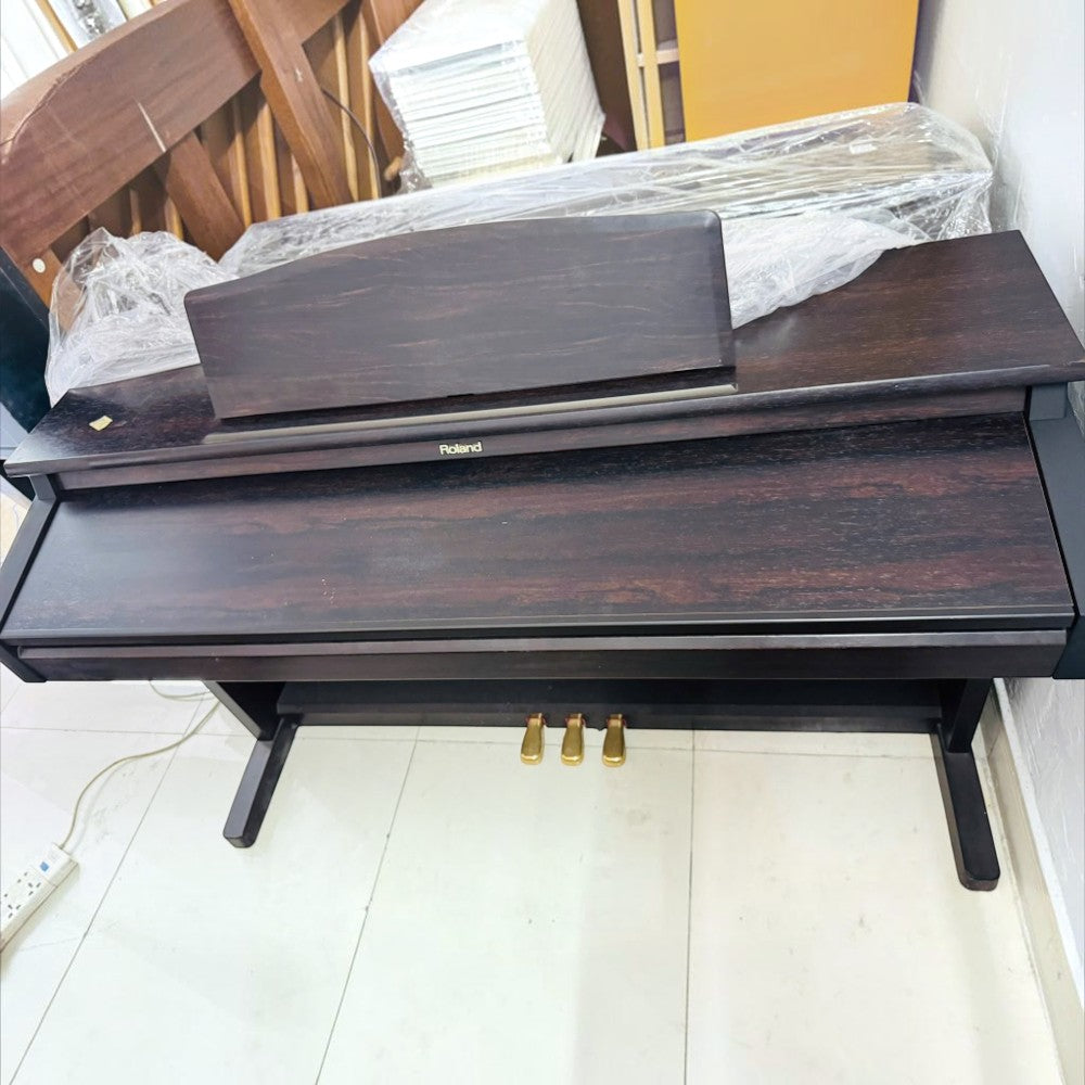Đàn piano điện Roland KR375 màu gỗ tối sang trọng với 88 phím búa tại cửa hàng TÂN NHẠC CỤ