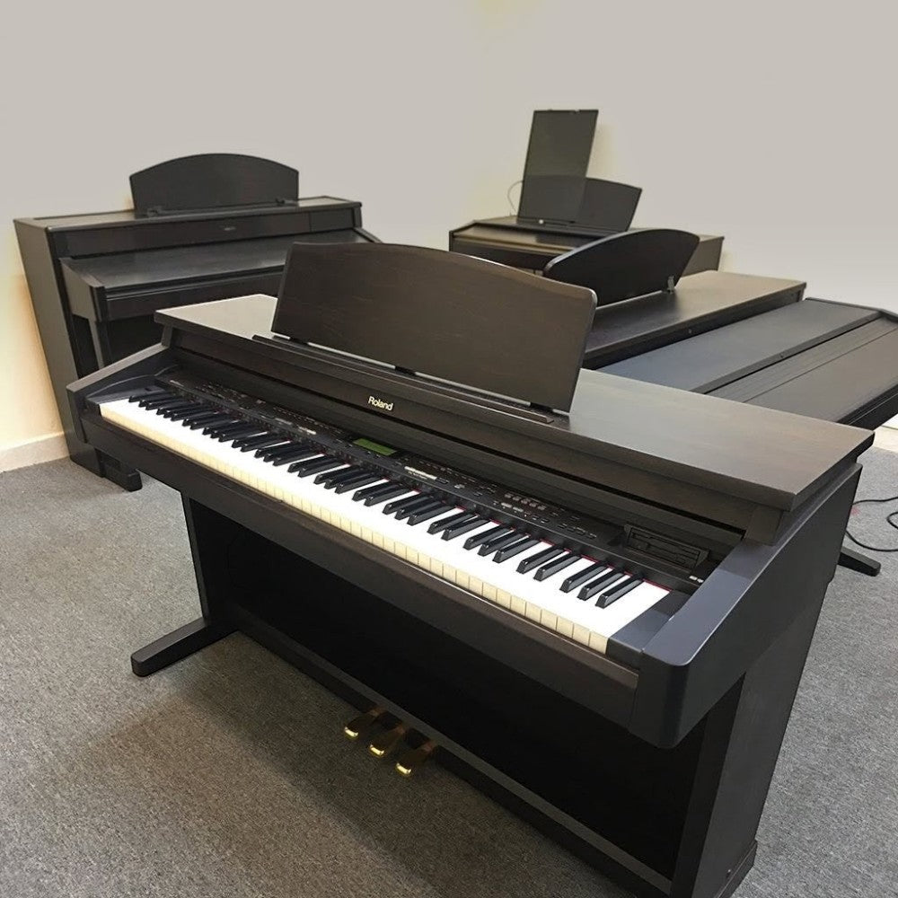 Đàn piano điện Roland KR375 màu đen tại showroom Tân Nhạc Cụ, thiết kế 88 phím búa đa năng