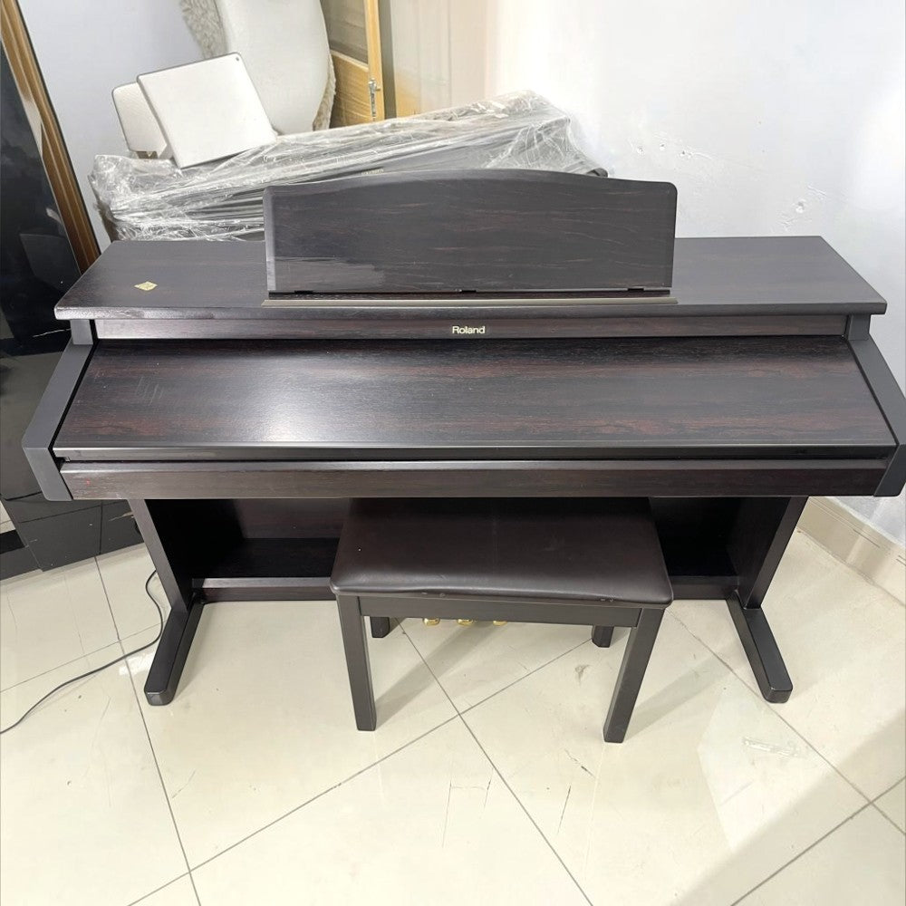 Đàn piano điện Roland KR375 màu nâu gỗ sang trọng tại Tân Nhạc Cụ, thiết kế 88 phím búa kèm ghế ngồi đồng bộ