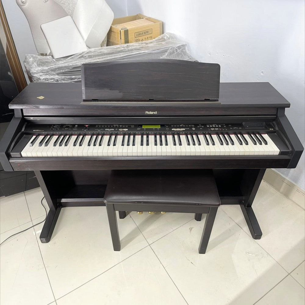Đàn piano điện Roland KR375 màu nâu gỗ sang trọng với 88 phím búa tại cửa hàng TÂN NHẠC CỤ