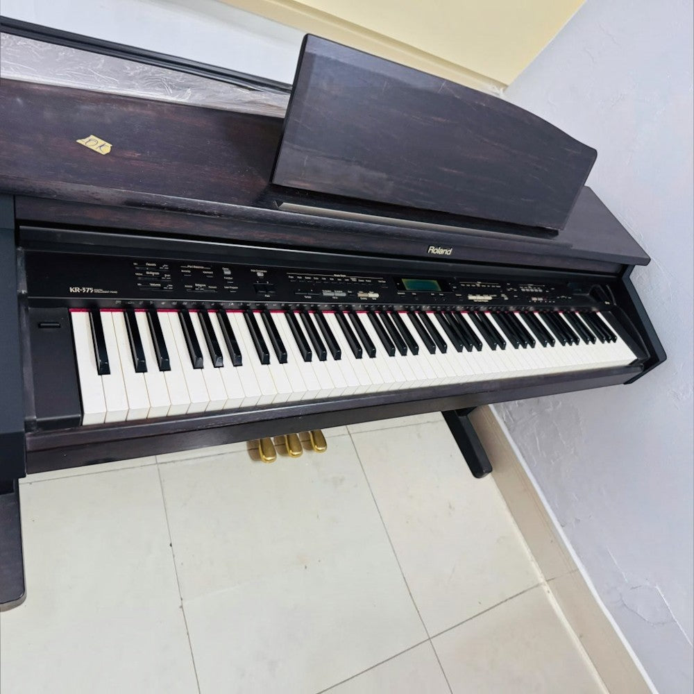 Đàn piano điện Roland KR375 màu nâu gỗ sang trọng với 88 phím búa tại cửa hàng TÂN NHẠC CỤ