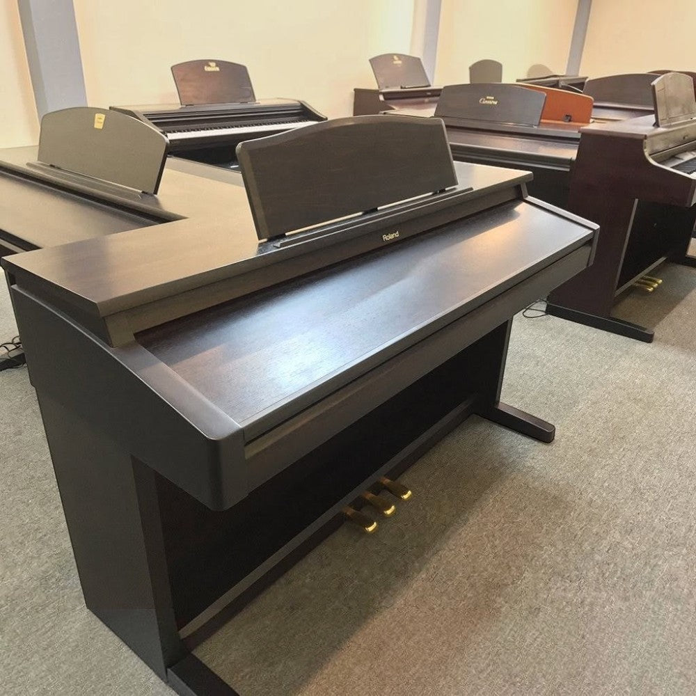 Đàn piano điện Roland KR375 màu đen tại showroom TÂN NHẠC CỤ với thiết kế phím búa 88 phím sang trọng