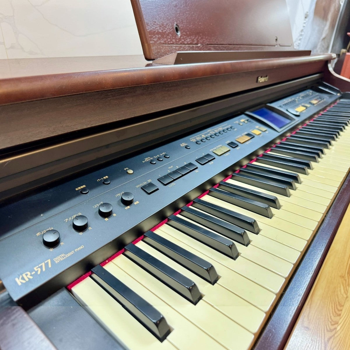 Đàn piano điện Roland KR577 màu nâu gỗ với bàn phím búa PHA và bảng điều khiển đa năng tại Tân Nhạc Cụ