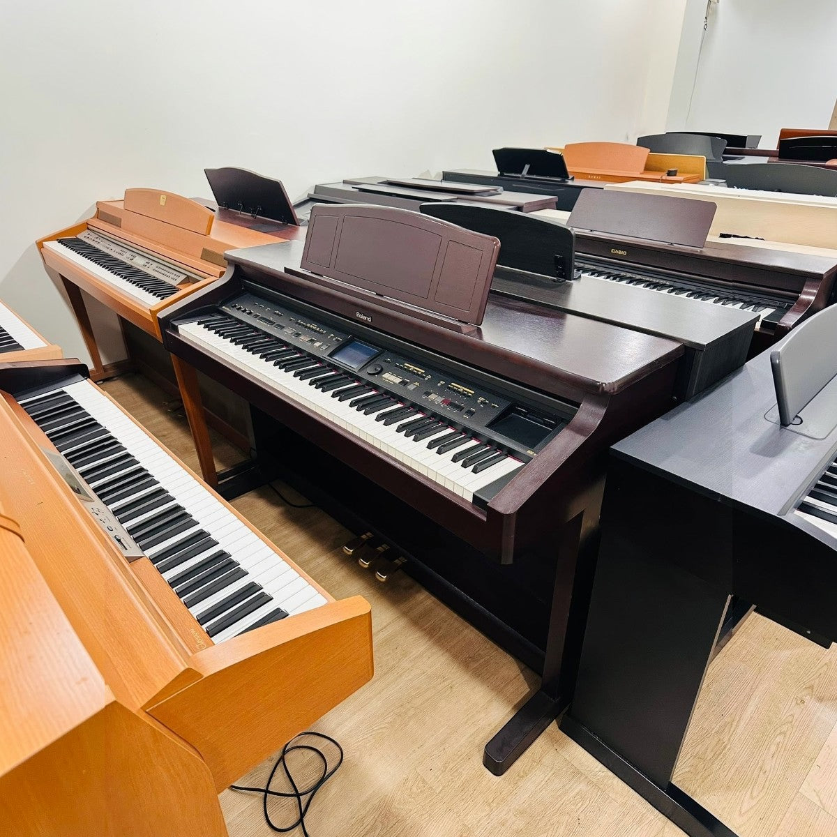 Đàn piano điện Roland KR577 màu nâu gỗ tại showroom TÂN NHẠC CỤ, thiết kế dáng tủ sang trọng với màn hình cảm ứng.