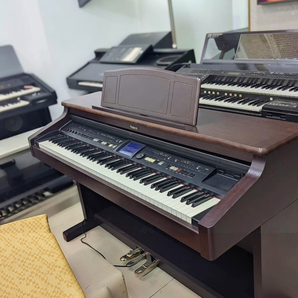 Đàn piano điện Roland KR577 đa năng màu nâu gỗ tại cửa hàng TÂN NHẠC CỤ với bàn phím PHA và màn hình cảm ứng