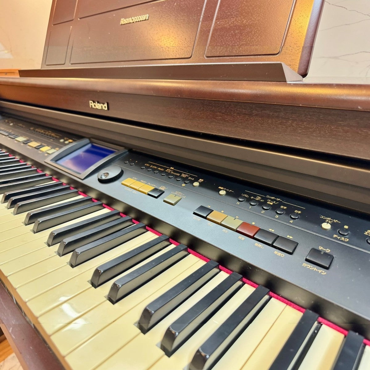 Đàn piano điện Roland KR577 màu nâu gỗ với bàn phím búa và bảng điều khiển tại Tân Nhạc Cụ
