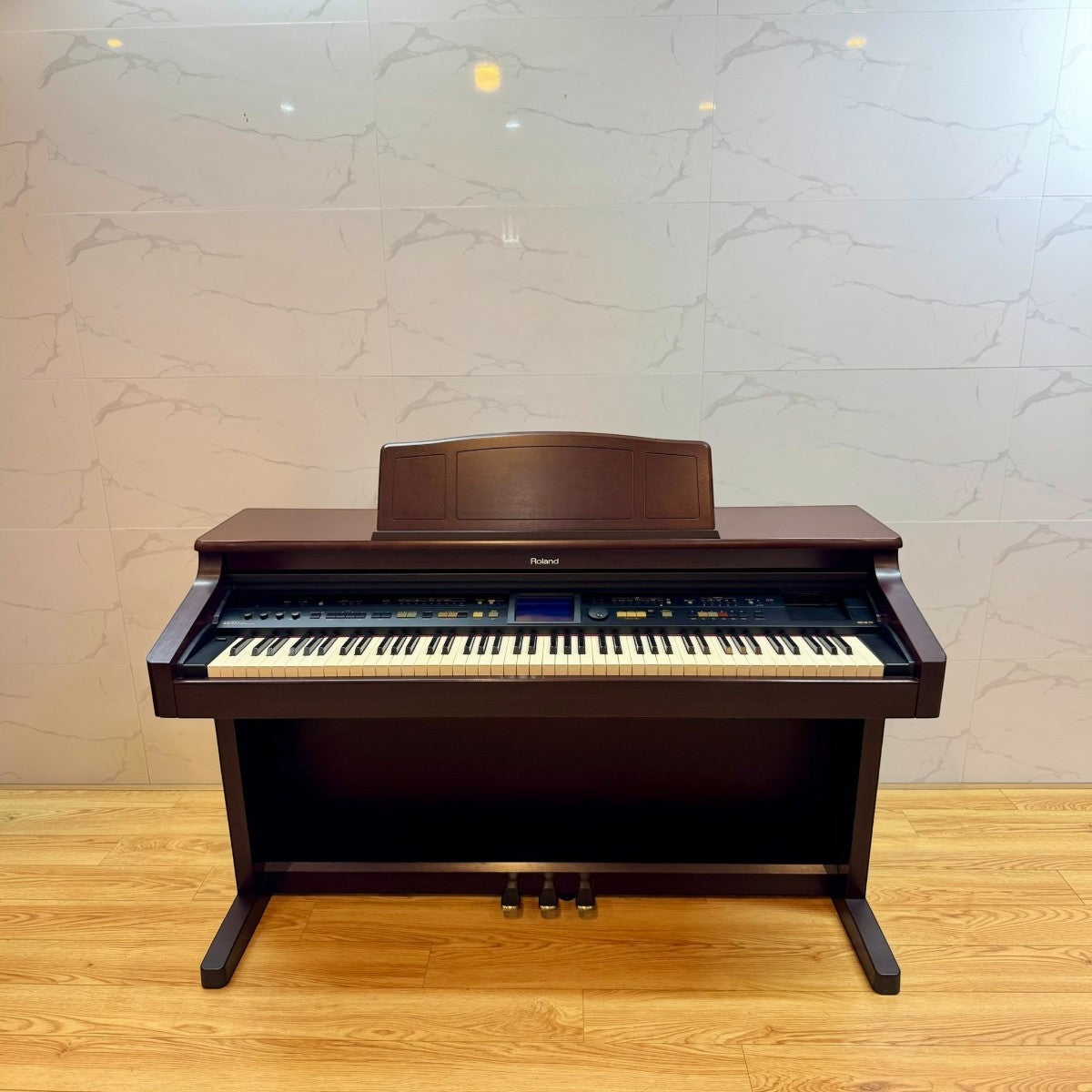 Đàn piano điện Roland KR577 màu nâu gỗ sang trọng tại TÂN NHẠC CỤ, thiết kế dáng tủ đứng cổ điển