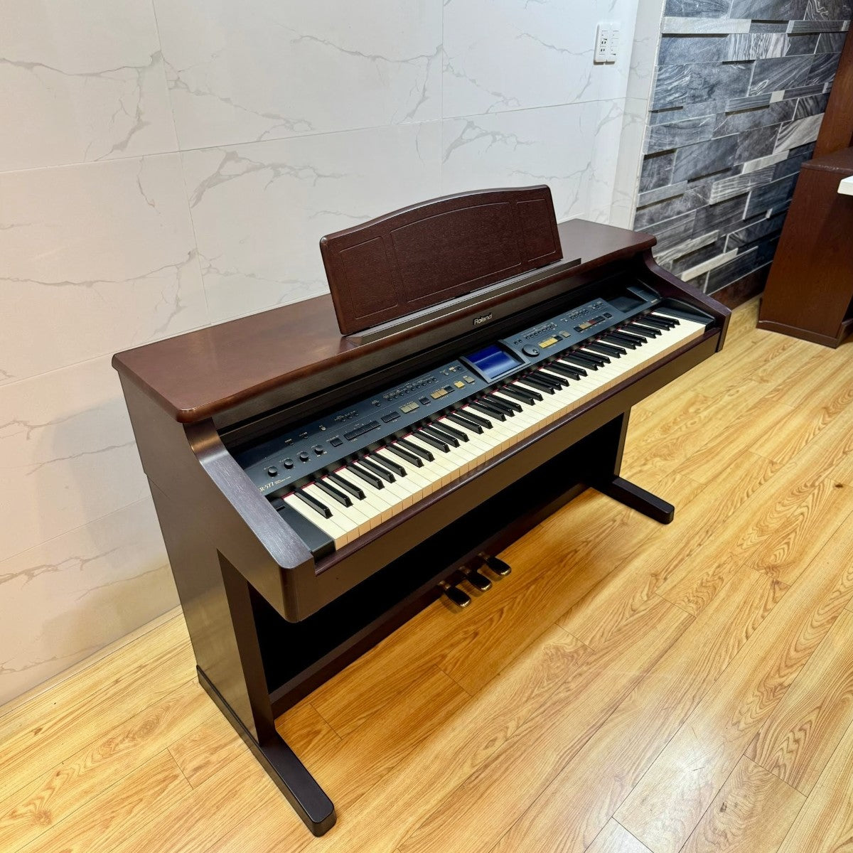 Đàn piano điện Roland KR577 màu nâu gỗ sang trọng, thiết kế dáng tủ đứng tại Tân Nhạc Cụ