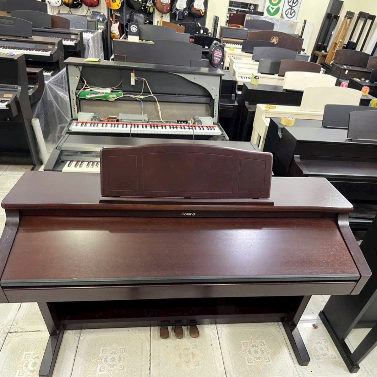 Đàn piano điện Roland KR577 dáng tủ màu nâu gỗ sang trọng tại TÂN NHẠC CỤ