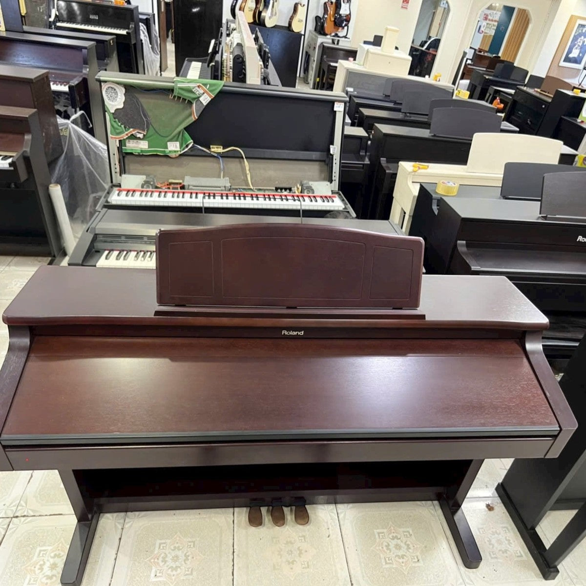 Đàn piano điện Roland KR577 dáng tủ màu nâu gỗ sang trọng tại cửa hàng TÂN NHẠC CỤ