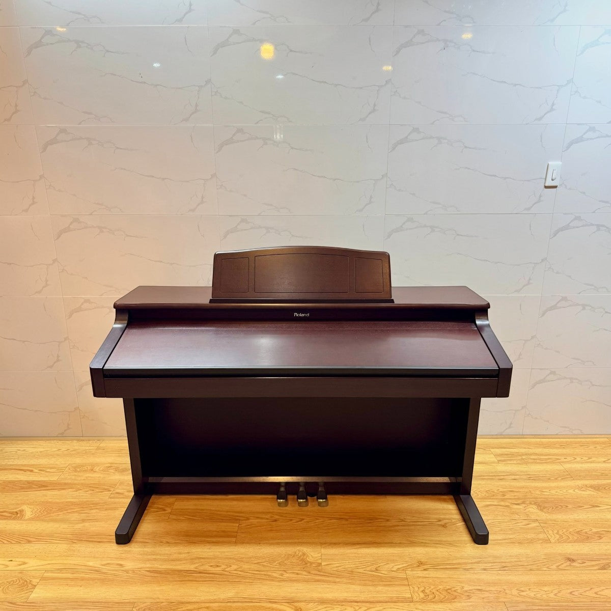 Đàn piano điện Roland KR577 màu nâu gỗ sang trọng tại Tân Nhạc Cụ, thiết kế dáng tủ đứng cổ điển