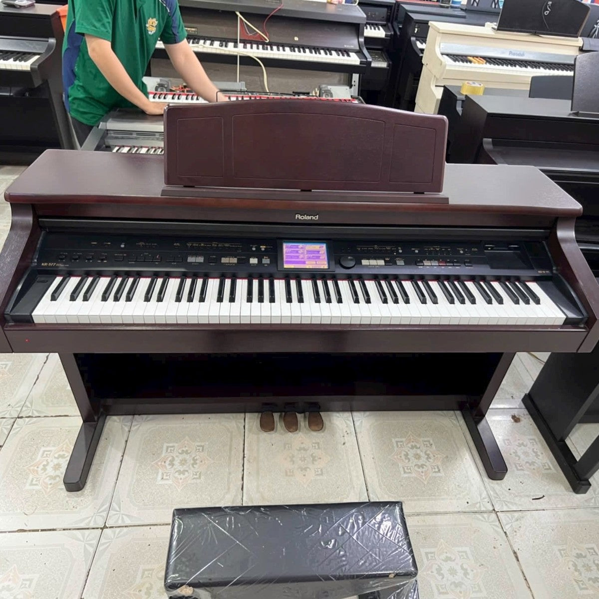 Đàn piano điện Roland KR577 màu nâu gỗ với màn hình cảm ứng và bàn phím búa tại Tân Nhạc Cụ