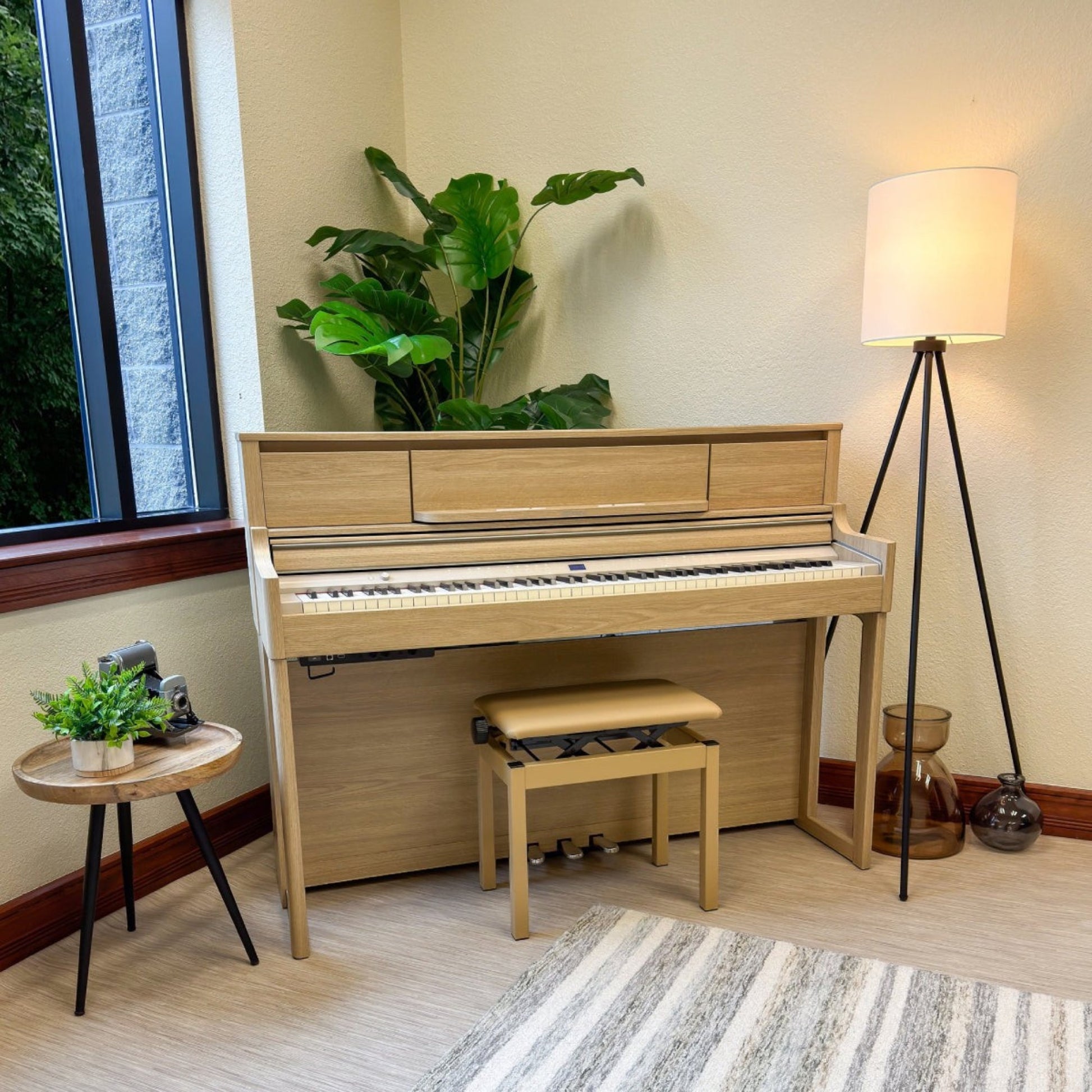 Đàn piano điện Roland LX-5 màu gỗ sồi sáng tại showroom TÂN NHẠC CỤ, thiết kế tủ đứng sang trọng và hiện đại