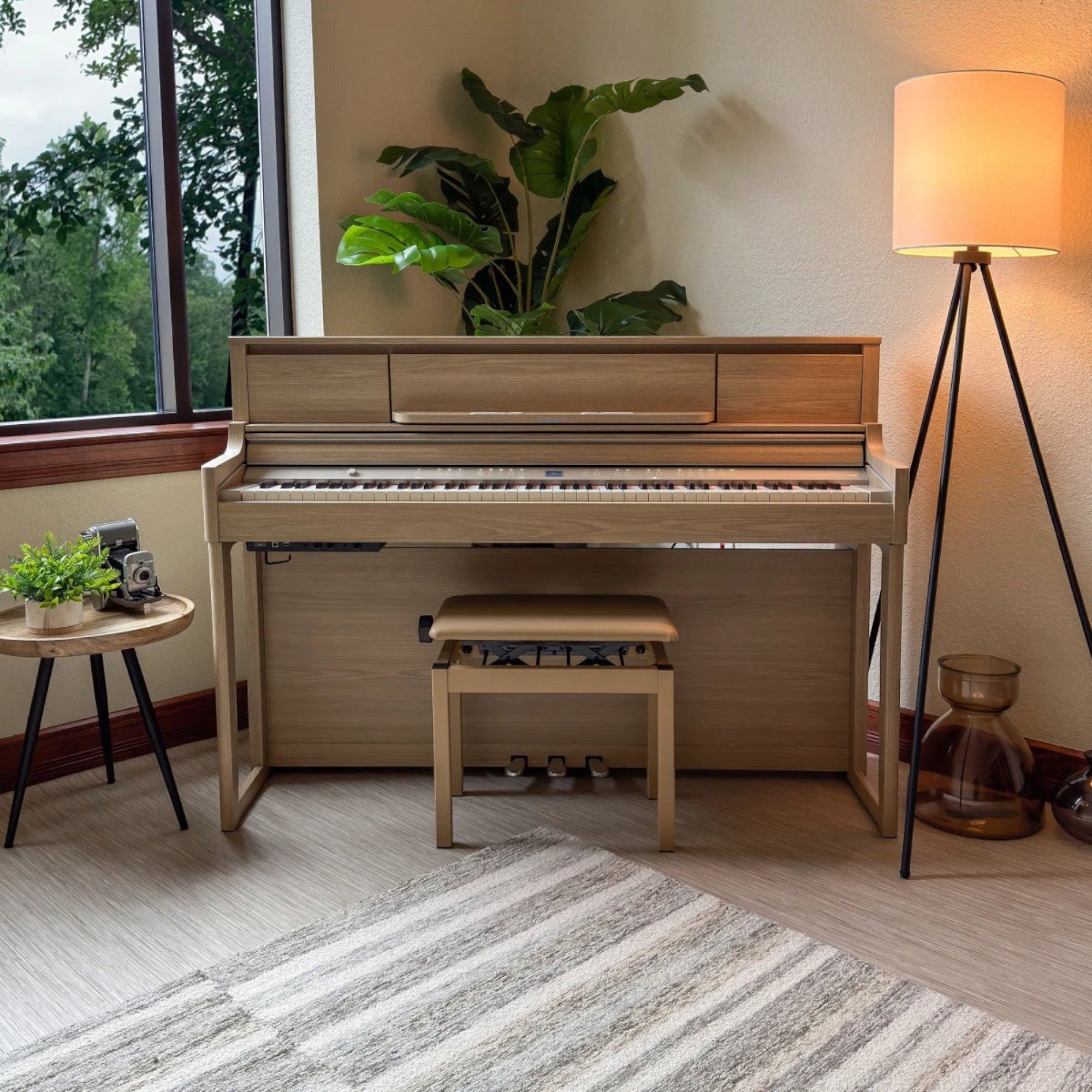Đàn piano điện Roland LX-5 màu gỗ sồi sáng sang trọng tại showroom TÂN NHẠC CỤ, thiết kế tủ đứng hiện đại.