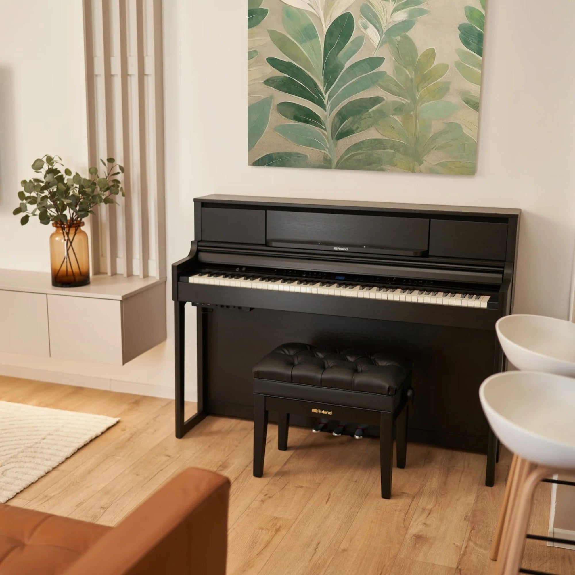 Đàn piano điện Roland LX-5 màu đen sang trọng trong không gian phòng khách hiện đại tại TÂN NHẠC CỤ
