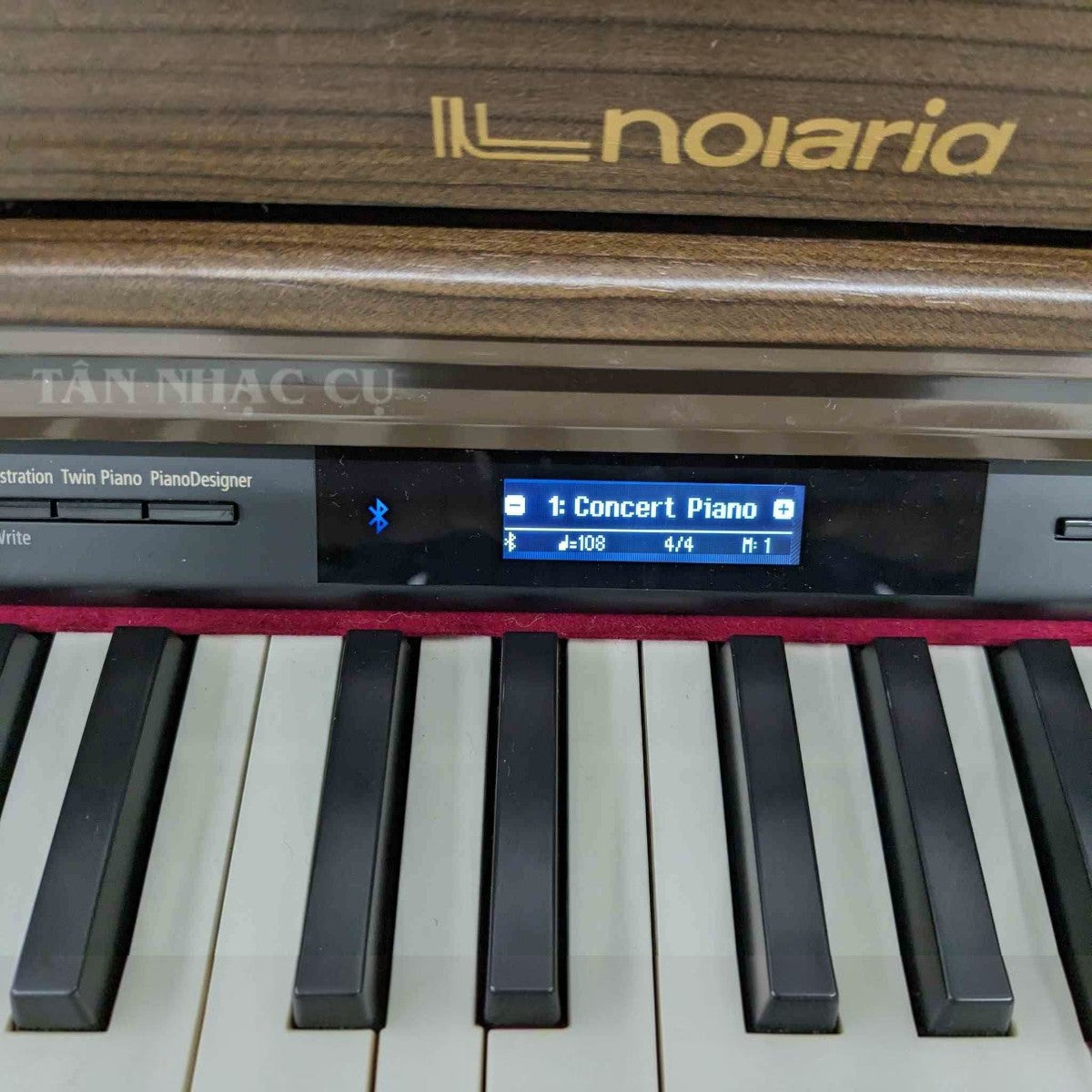 Bảng điều khiển và màn hình LCD của đàn piano điện Roland LX7 tại Tân Nhạc Cụ hiển thị chế độ Concert Piano