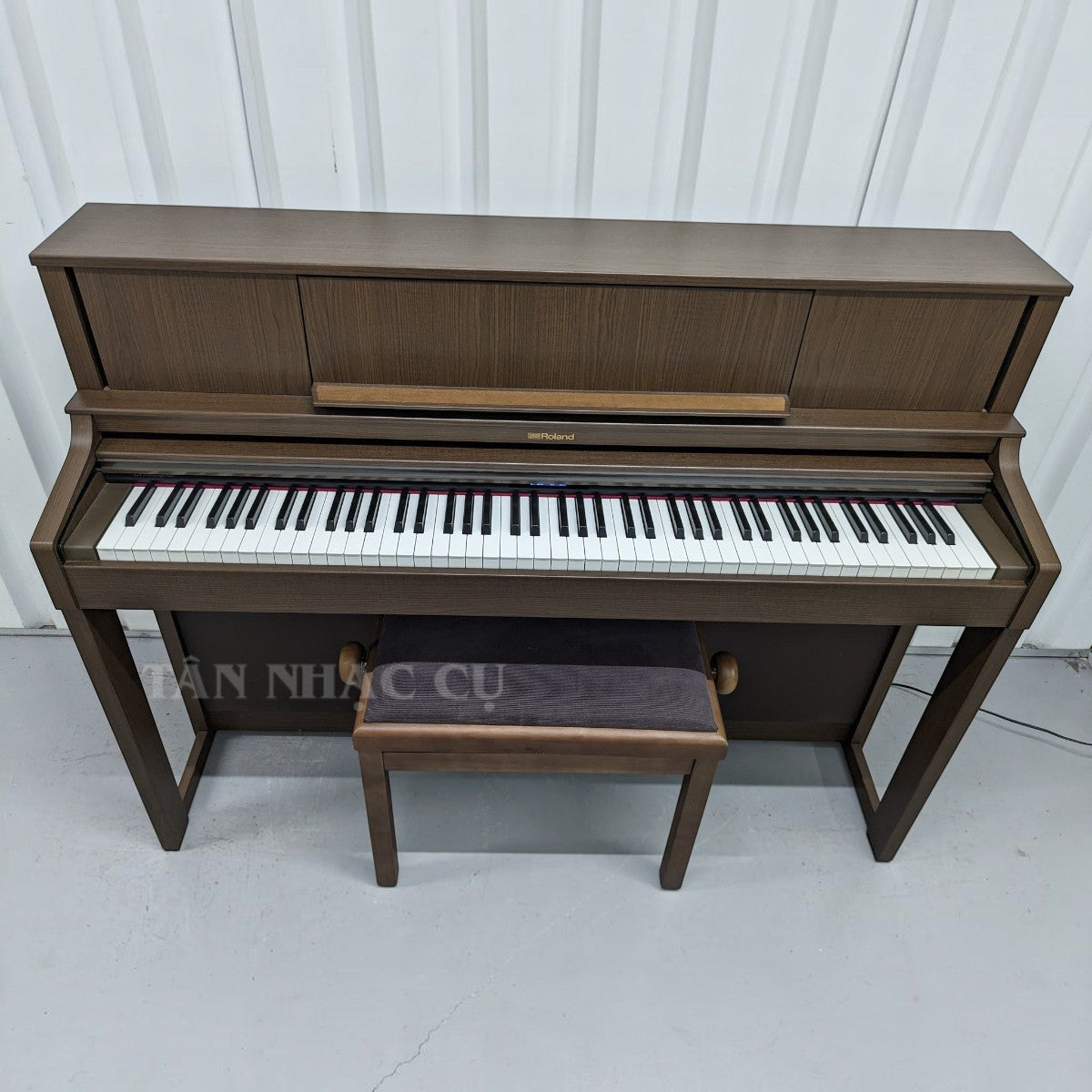 Đàn piano điện Roland LX7 màu nâu gỗ tại TÂN NHẠC CỤ, thiết kế upright sang trọng với bàn phím PHA-50 cao cấp.