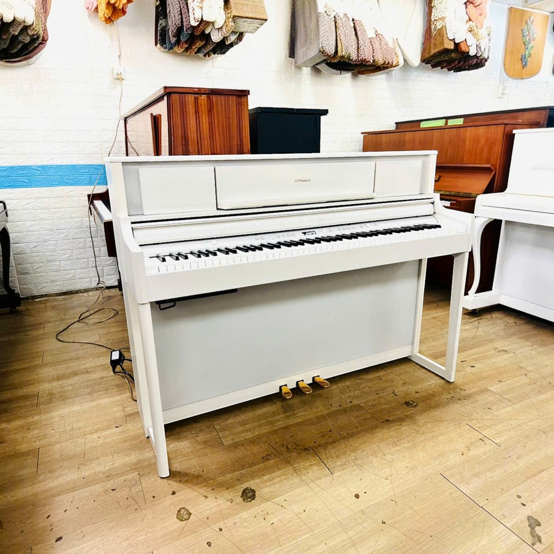 Đàn piano điện Roland LX705 màu trắng sang trọng tại showroom Tân Nhạc Cụ
