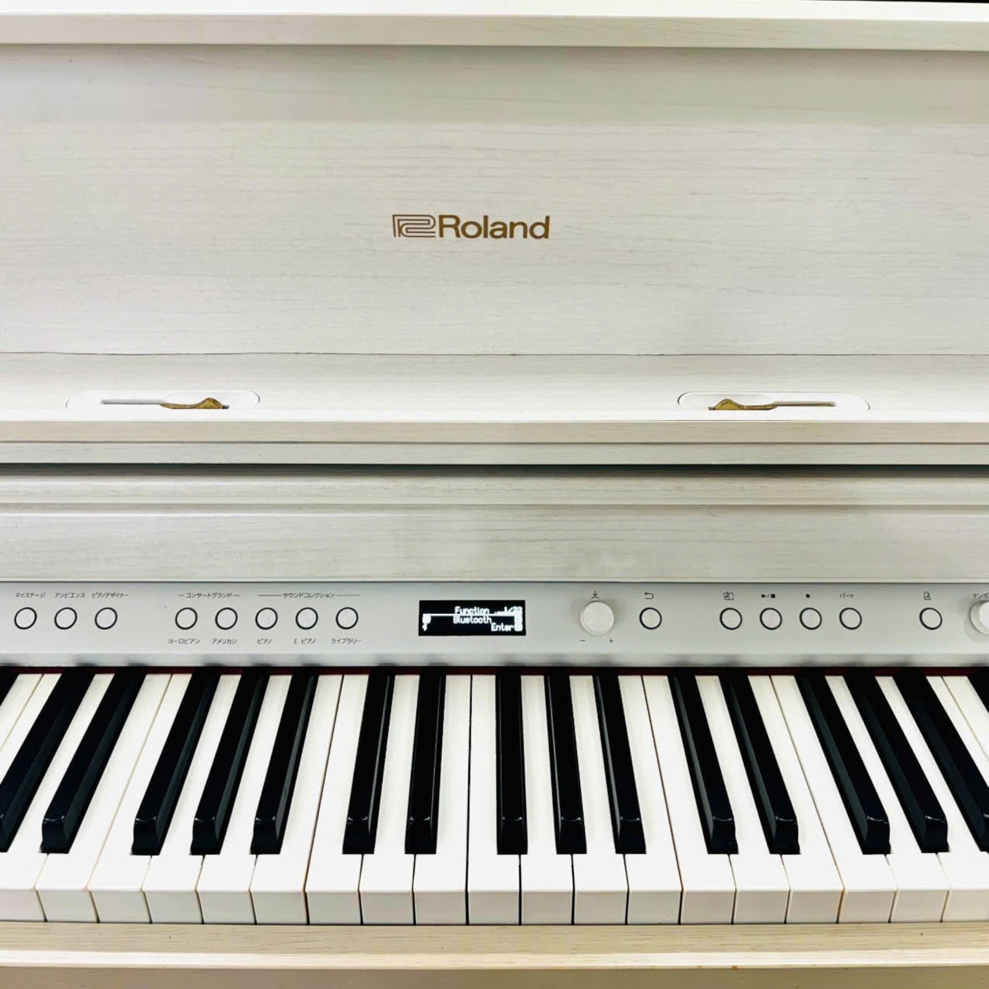 Đàn piano điện Roland LX705 màu trắng tại TÂN NHẠC CỤ với bàn phím PHA-50 và bảng điều khiển kỹ thuật số hiện đại
