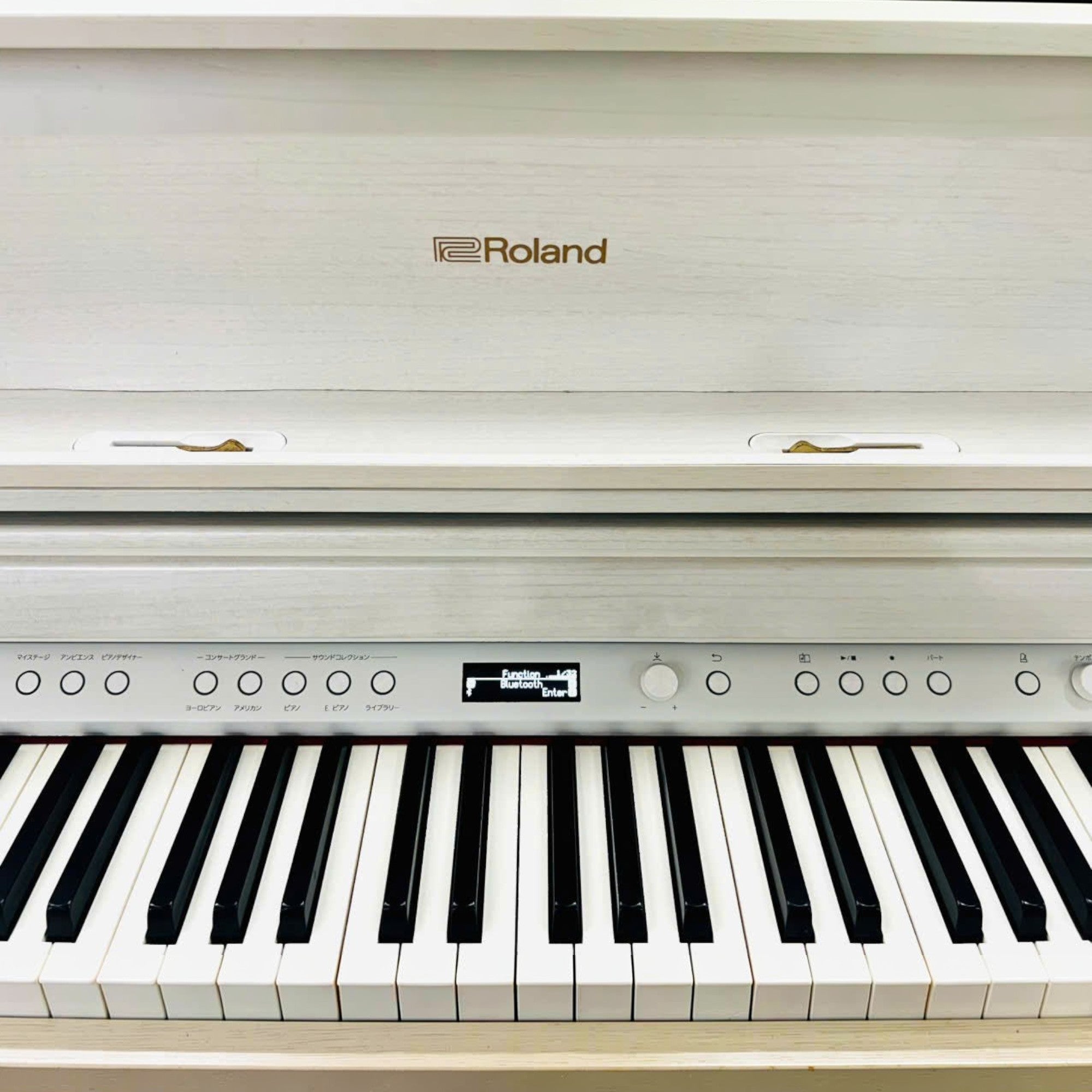 Đàn piano điện Roland LX705 màu trắng tại TÂN NHẠC CỤ với bàn phím PHA-50 và bảng điều khiển kỹ thuật số hiện đại