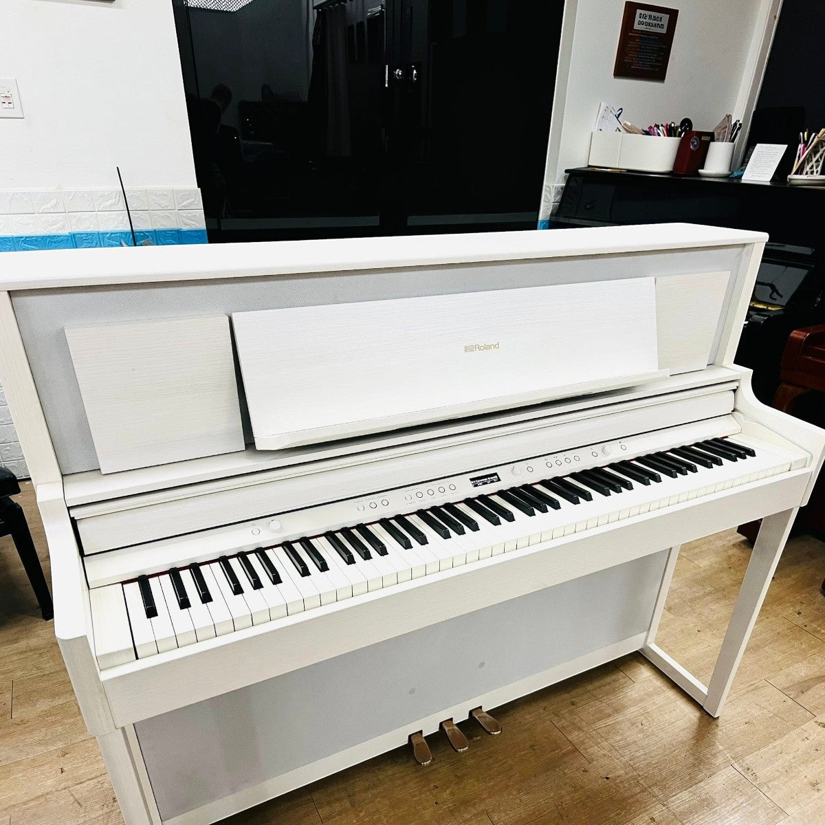 Đàn piano điện Roland LX706 GP màu trắng trang nhã tại TÂN NHẠC CỤ với thiết kế upright hiện đại và bàn phím cao cấp