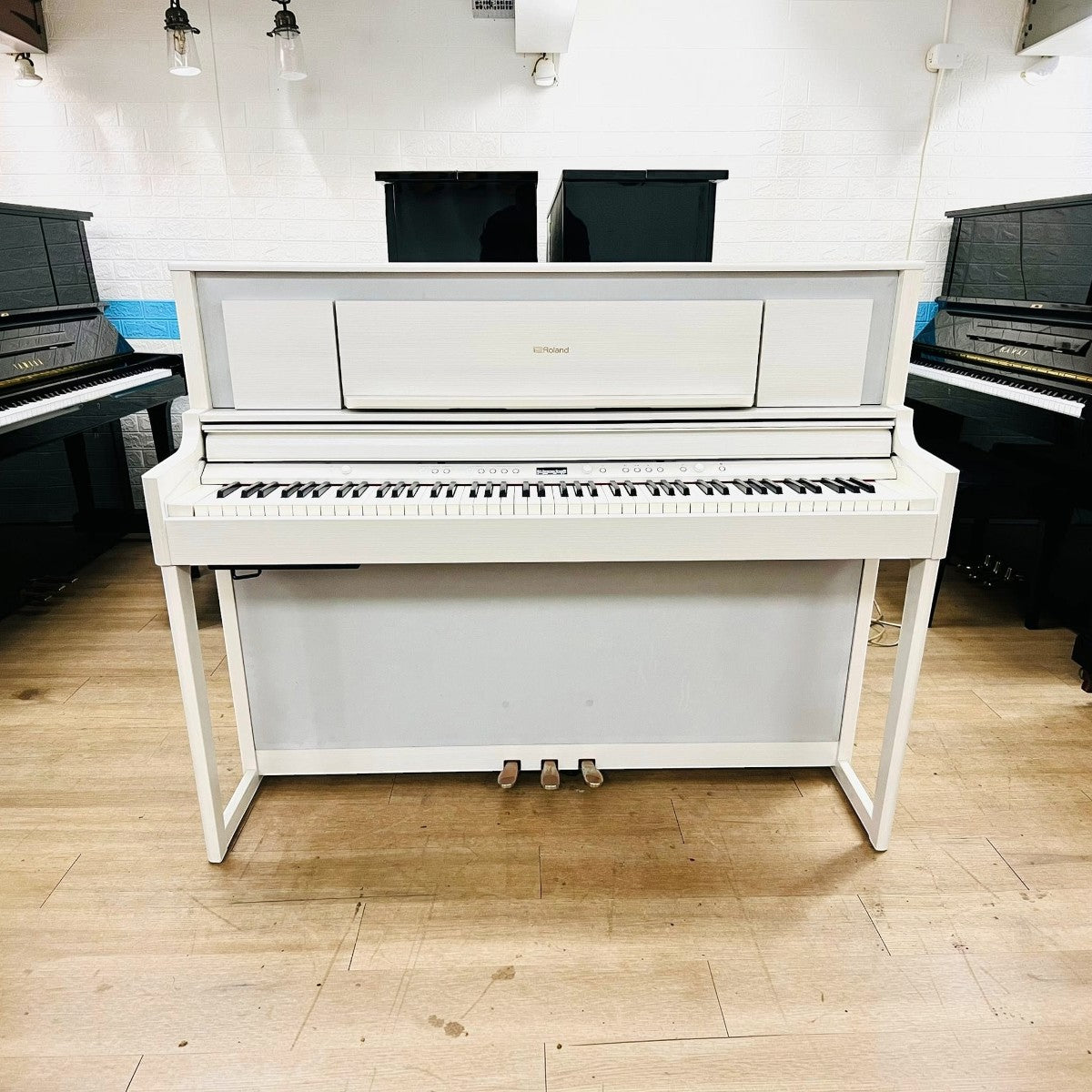 Đàn piano điện Roland LX706 GP màu trắng trang nhã tại TÂN NHẠC CỤ với thiết kế upright hiện đại và bàn phím cao cấp