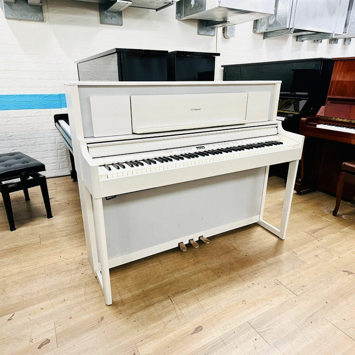 Đàn piano điện Roland LX706 GP màu trắng trang nhã tại TÂN NHẠC CỤ với thiết kế upright hiện đại và sang trọng.