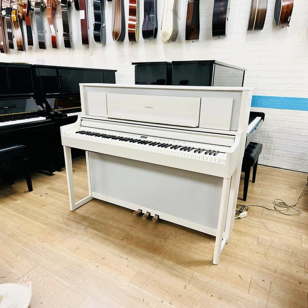 Đàn piano điện Roland LX706 GP màu trắng trang nhã tại cửa hàng TÂN NHẠC CỤ với thiết kế hiện đại và sang trọng