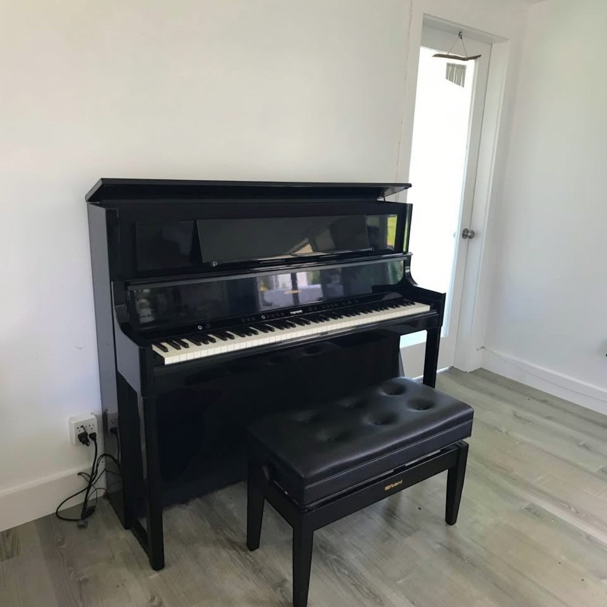Đàn piano điện Roland LX708 hàng lướt màu đen bóng sang trọng tại TÂN NHẠC CỤ, kèm ghế đàn đồng bộ