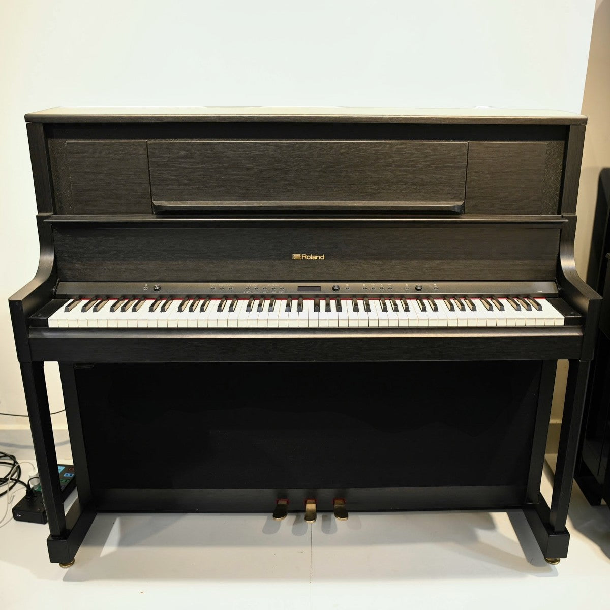 Đàn piano điện Roland LX708 hàng lướt tại TÂN NHẠC CỤ với thiết kế tủ đứng sang trọng và bàn phím Hybrid Grand