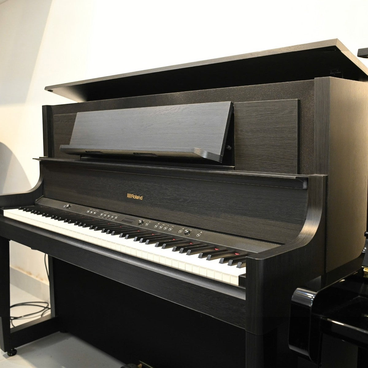 Đàn piano điện Roland LX708 hàng lướt màu đen sang trọng tại TÂN NHẠC CỤ với thiết kế tủ đứng cao cấp