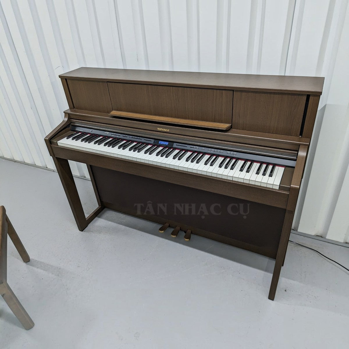 Đàn piano điện TÂN NHẠC CỤ Roland LX7 màu nâu gỗ với thiết kế upright sang trọng và bàn phím PHA-50 cao cấp