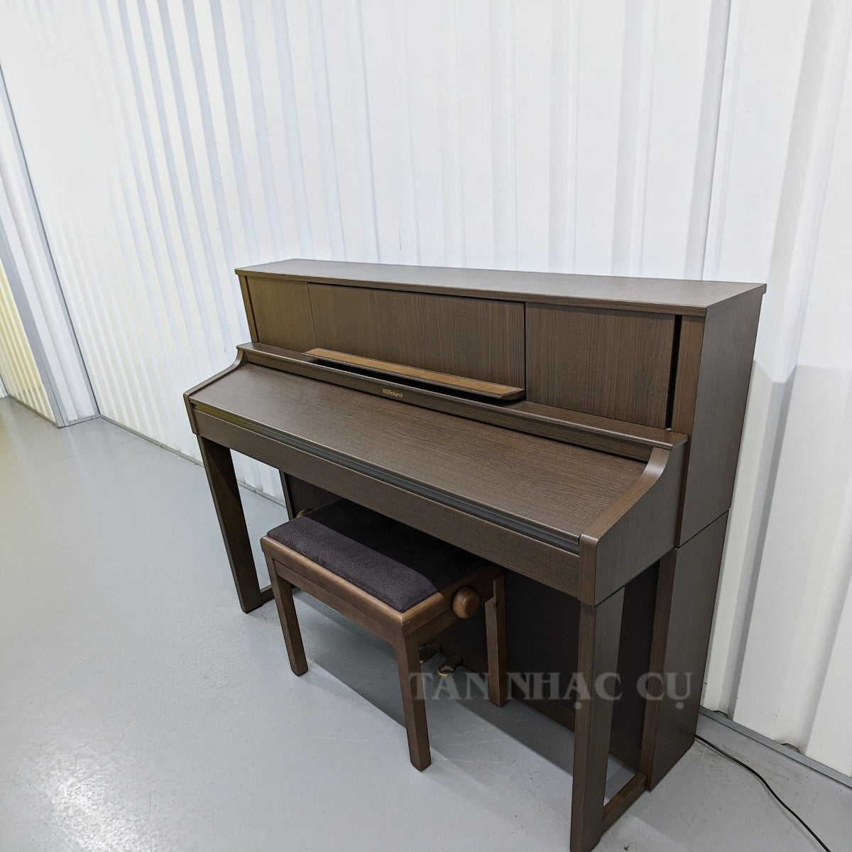 Đàn piano điện TÂN NHẠC CỤ Roland LX7 màu nâu gỗ với thiết kế upright sang trọng và ghế đàn đi kèm