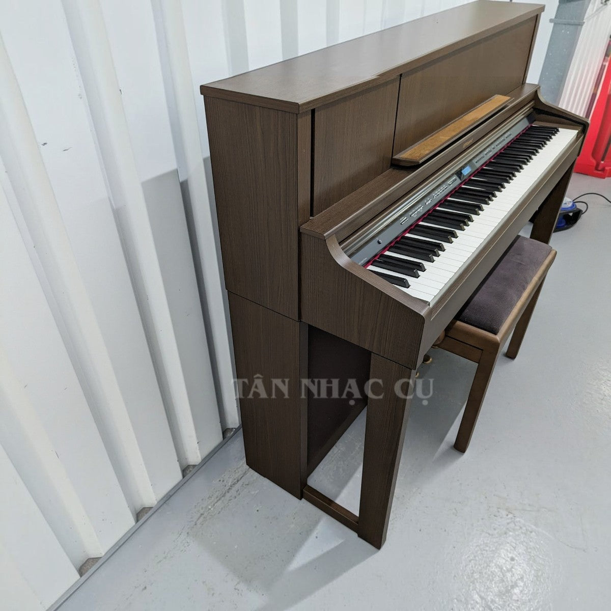 Đàn piano điện Roland LX7 màu nâu gỗ tại Tân Nhạc Cụ, thiết kế upright sang trọng với bàn phím PHA-50 cao cấp.