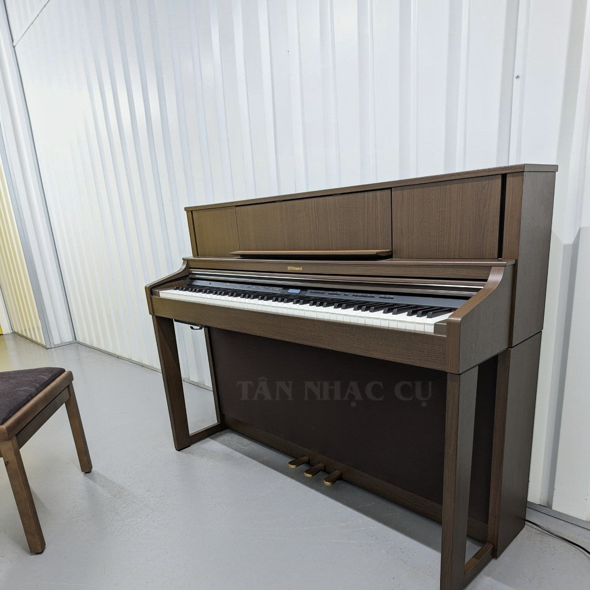 Đàn piano điện Roland LX7 màu nâu gỗ sang trọng tại Tân Nhạc Cụ với thiết kế upright cao cấp và bàn phím PHA-50