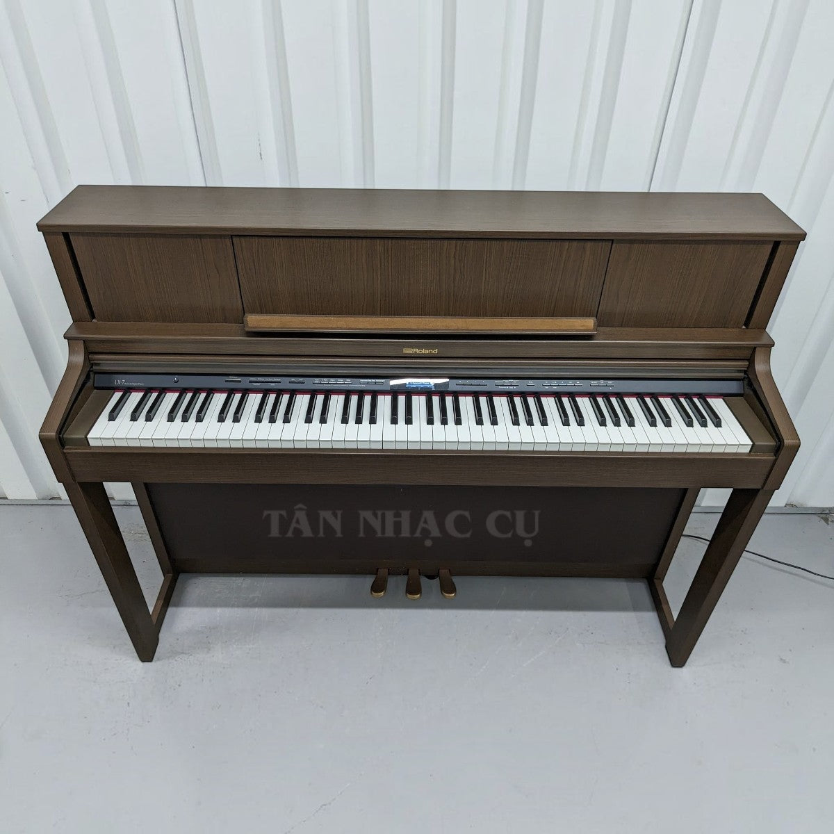 Đàn piano điện Roland LX7 màu nâu gỗ tại Tân Nhạc Cụ với thiết kế upright sang trọng và bàn phím PHA-50 cao cấp