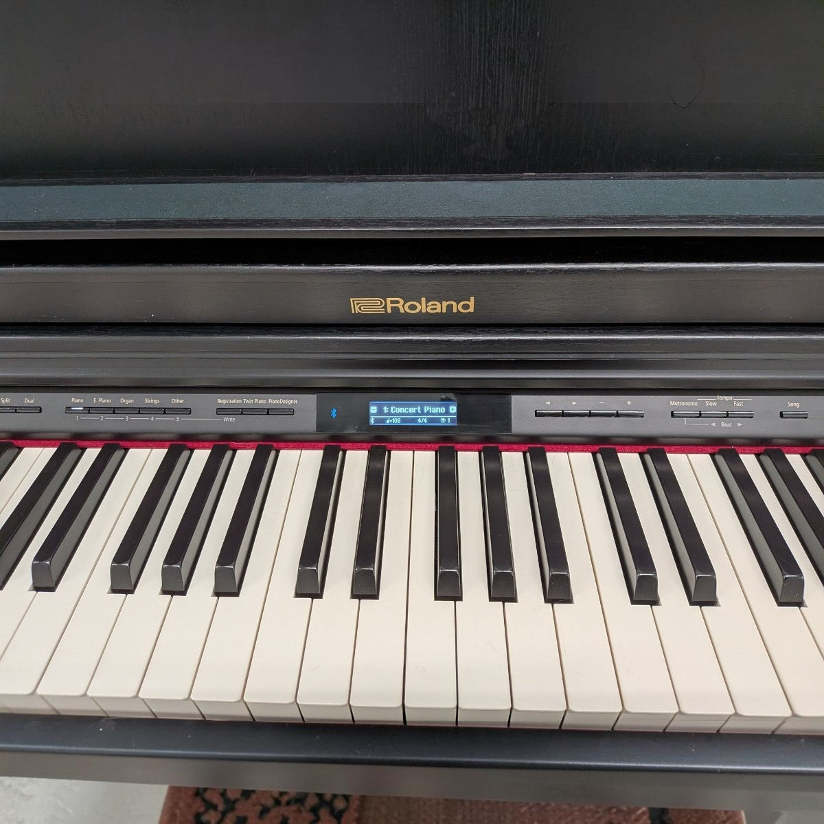 Đàn piano điện Roland LX7 tại Tân Nhạc Cụ với bàn phím PHA-50 và màn hình hiển thị LCD sắc nét