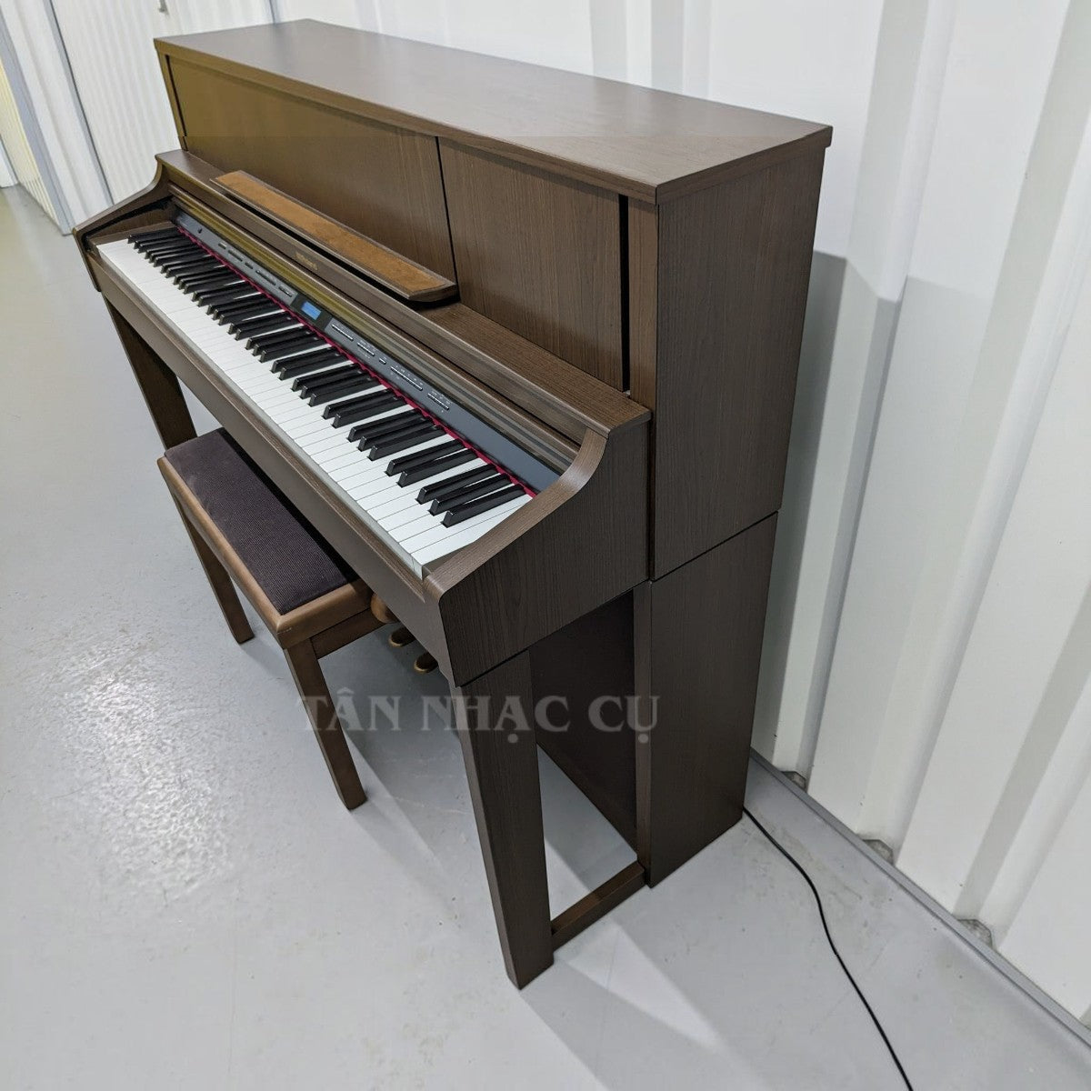 Đàn piano điện Roland LX7 màu nâu gỗ sang trọng tại Tân Nhạc Cụ, thiết kế upright cao cấp với bàn phím PHA-50.