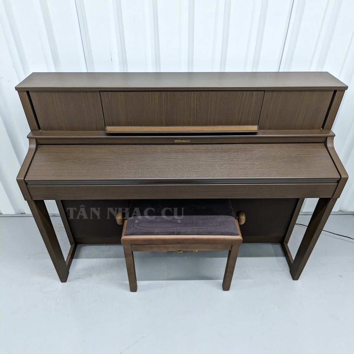 Đàn piano điện Roland LX7 màu nâu gỗ tại Tân Nhạc Cụ, thiết kế upright sang trọng với bàn phím PHA-50 cao cấp.