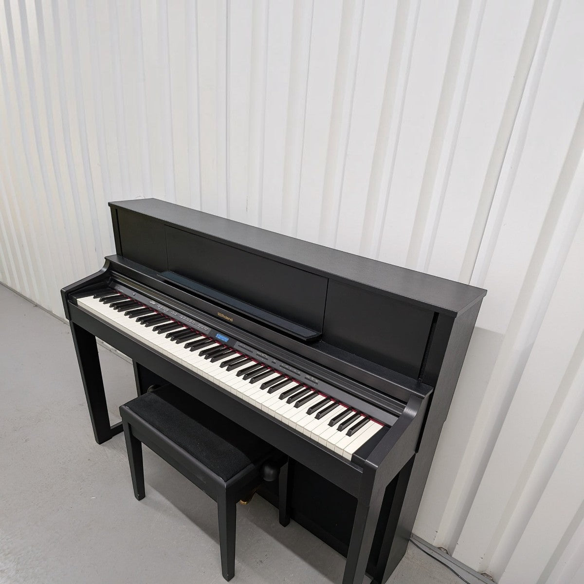 Đàn piano điện Roland LX7 màu đen tại TÂN NHẠC CỤ, thiết kế upright cao cấp với bàn phím gỗ PHA-50 và hệ loa mạnh mẽ.