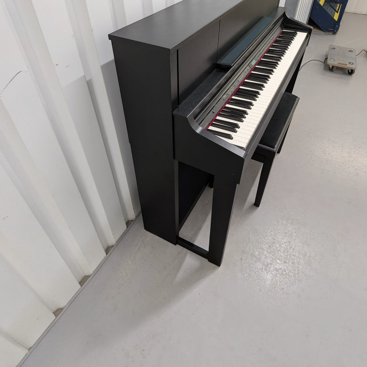 Đàn piano điện TÂN NHẠC CỤ Roland LX7 màu đen với thiết kế upright sang trọng và bàn phím PHA-50 cao cấp
