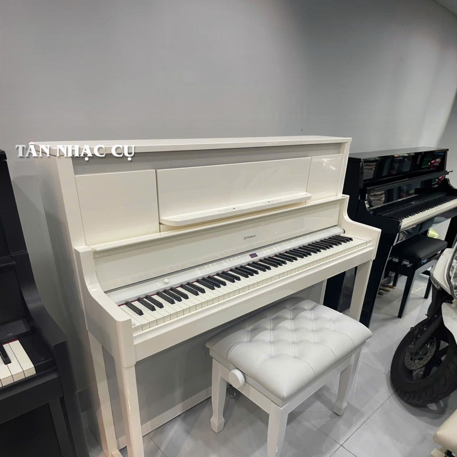 Đàn piano điện Roland LX9 màu trắng bóng hàng lướt 99% tại TÂN NHẠC CỤ với thiết kế sang trọng và ghế đệm đồng bộ