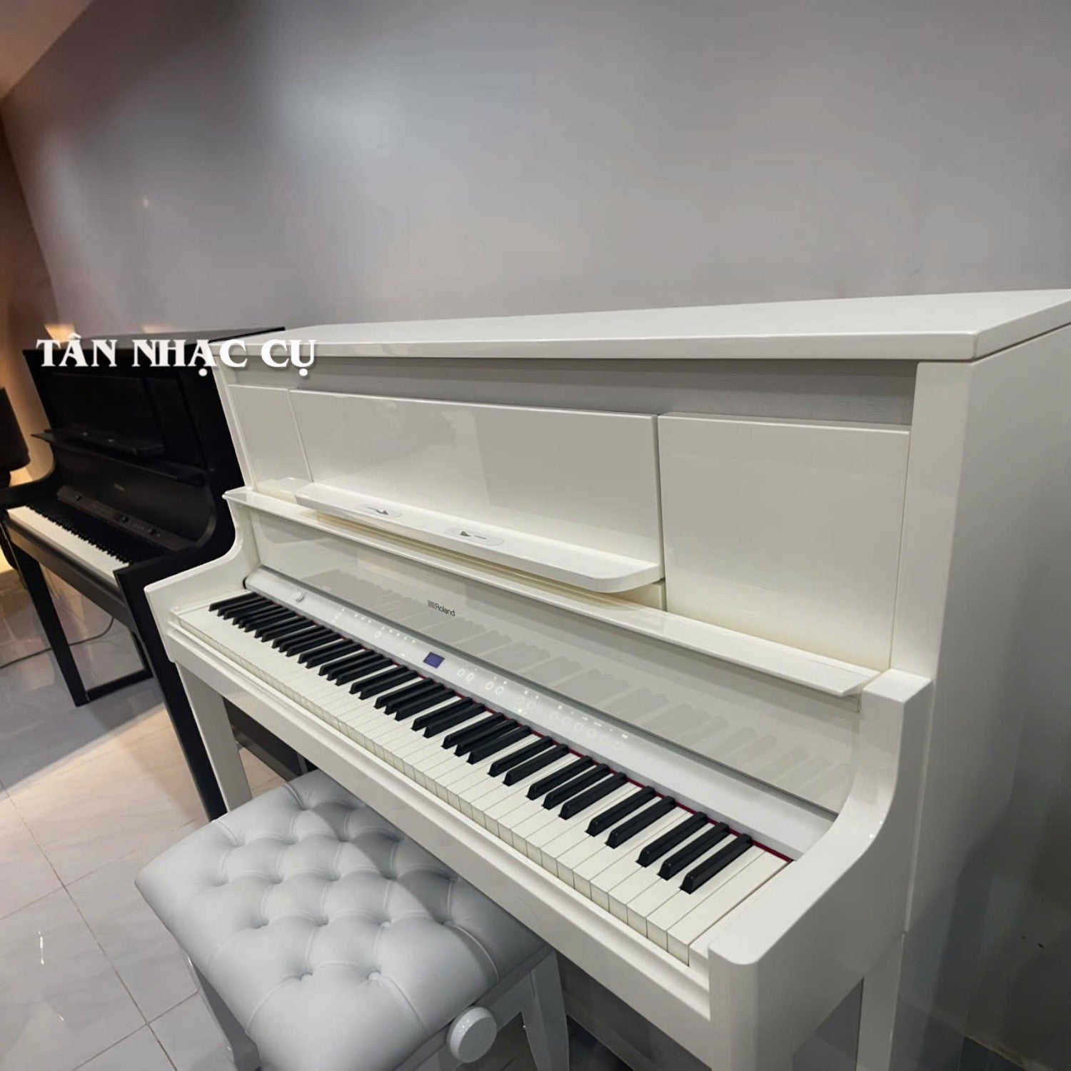 Đàn piano điện Roland LX9 màu trắng bóng tại showroom TÂN NHẠC CỤ, thiết kế sang trọng, tình trạng mới 99%