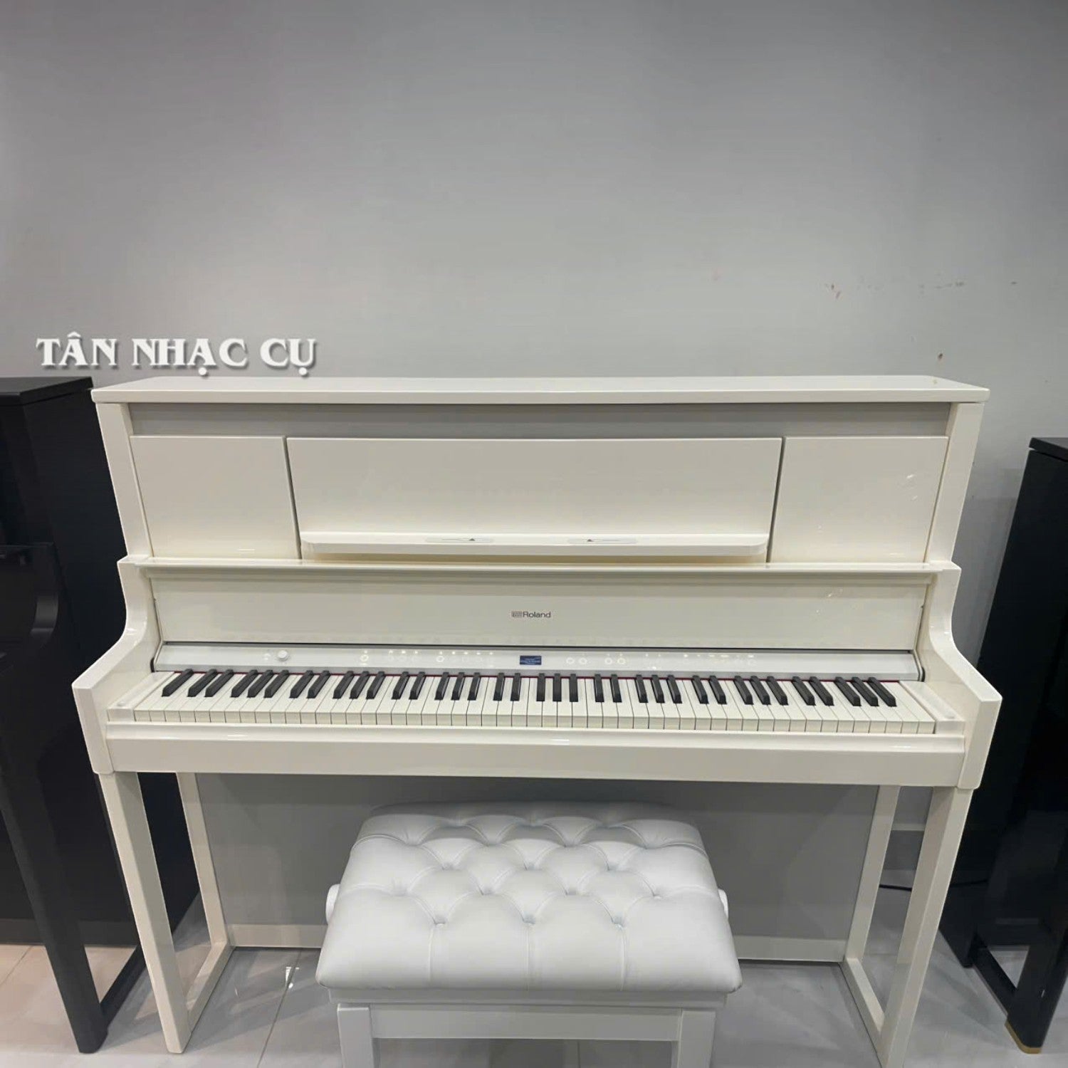 Đàn piano điện Roland LX9 màu trắng bóng hàng lướt 99% tại TÂN NHẠC CỤ với thiết kế sang trọng và ghế đàn đồng bộ