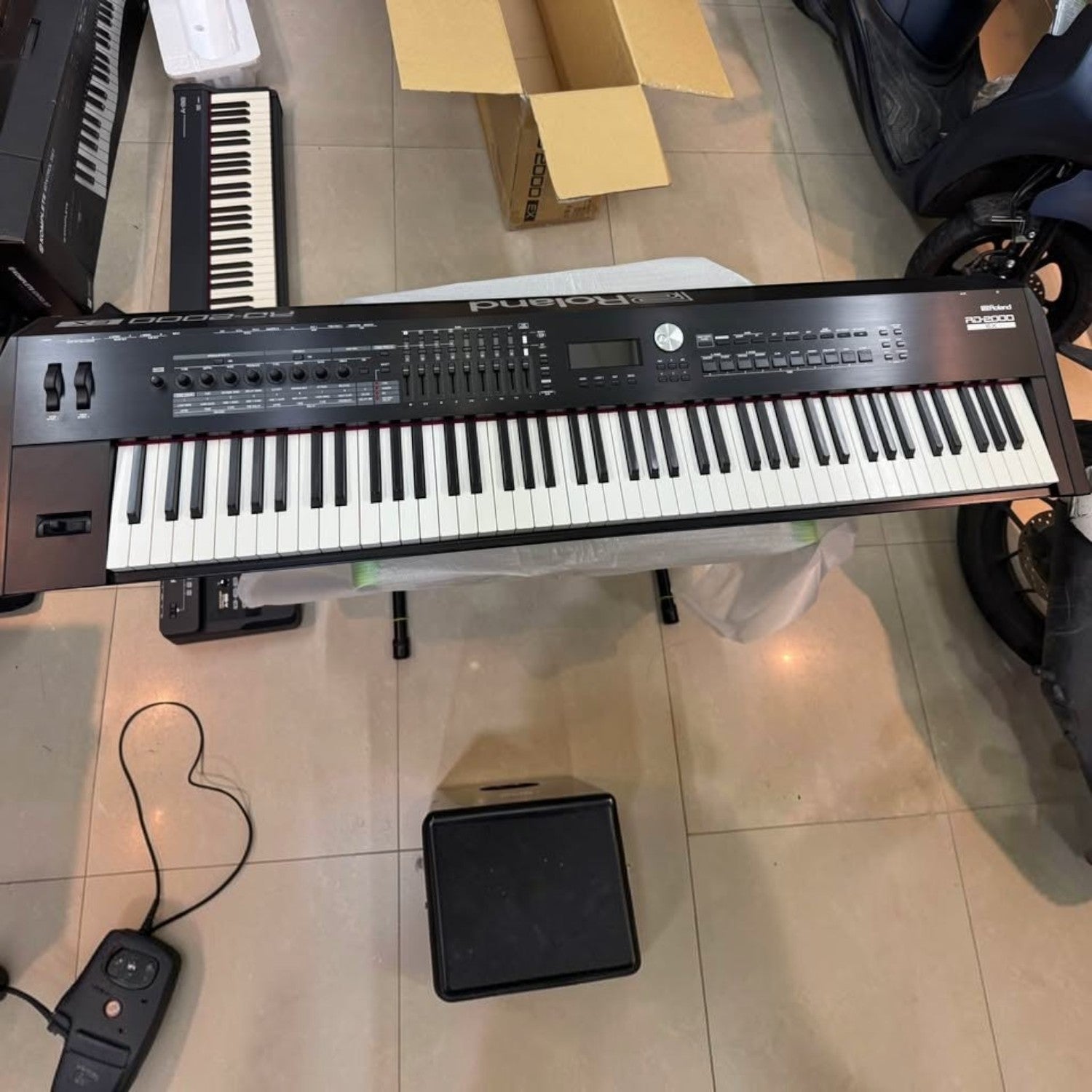 Đàn piano điện Roland RD-2000 EX màu đen với bàn phím PHA-50 tại showroom Tân Nhạc Cụ