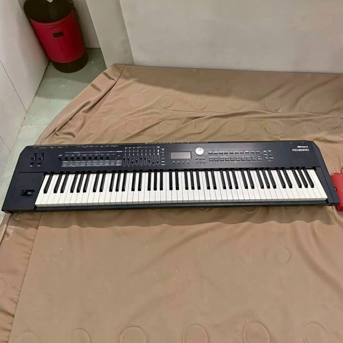 Đàn piano điện Roland RD-2000 màu đen chuyên nghiệp với bàn phím 88 phím tại TÂN NHẠC CỤ