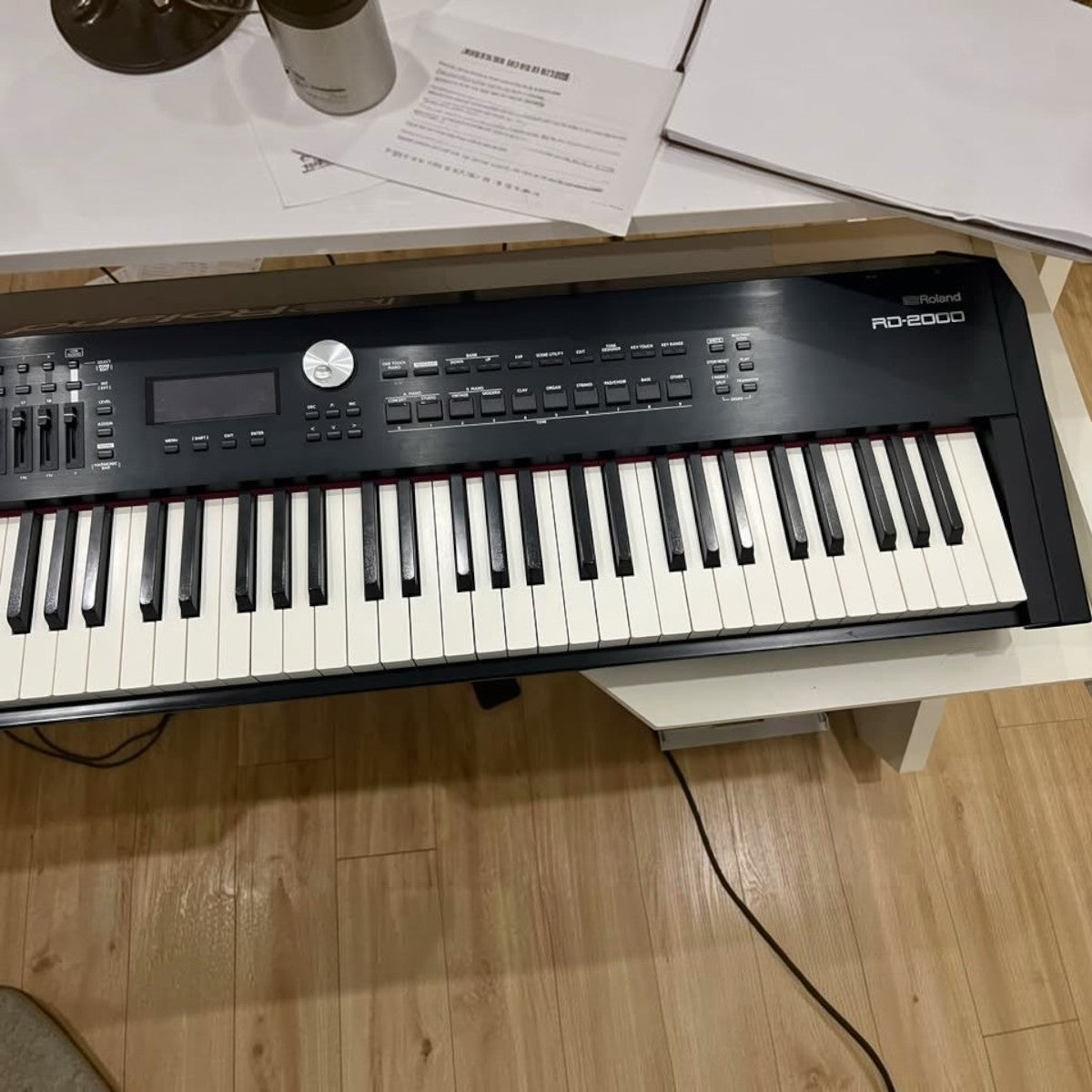 Đàn piano điện Roland RD-2000 màu đen chuyên nghiệp tại Tân Nhạc Cụ với bàn phím PHA-50 và bảng điều khiển hiện đại