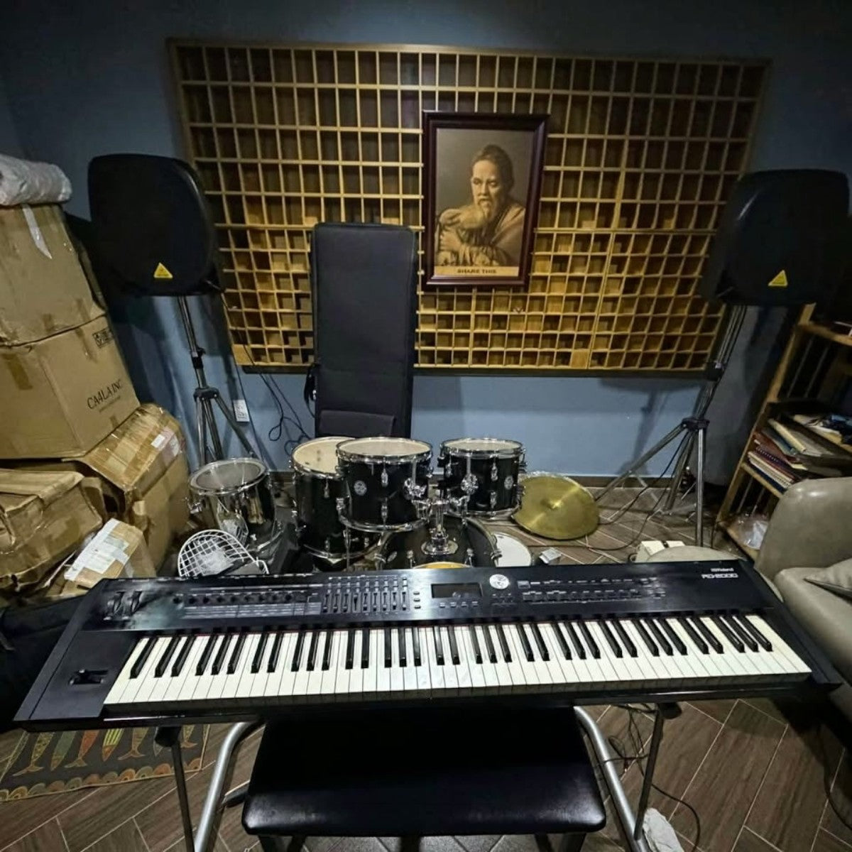 Đàn piano điện Roland RD-2000 màu đen tại showroom Tân Nhạc Cụ, thiết kế chuyên nghiệp cho biểu diễn sân khấu.