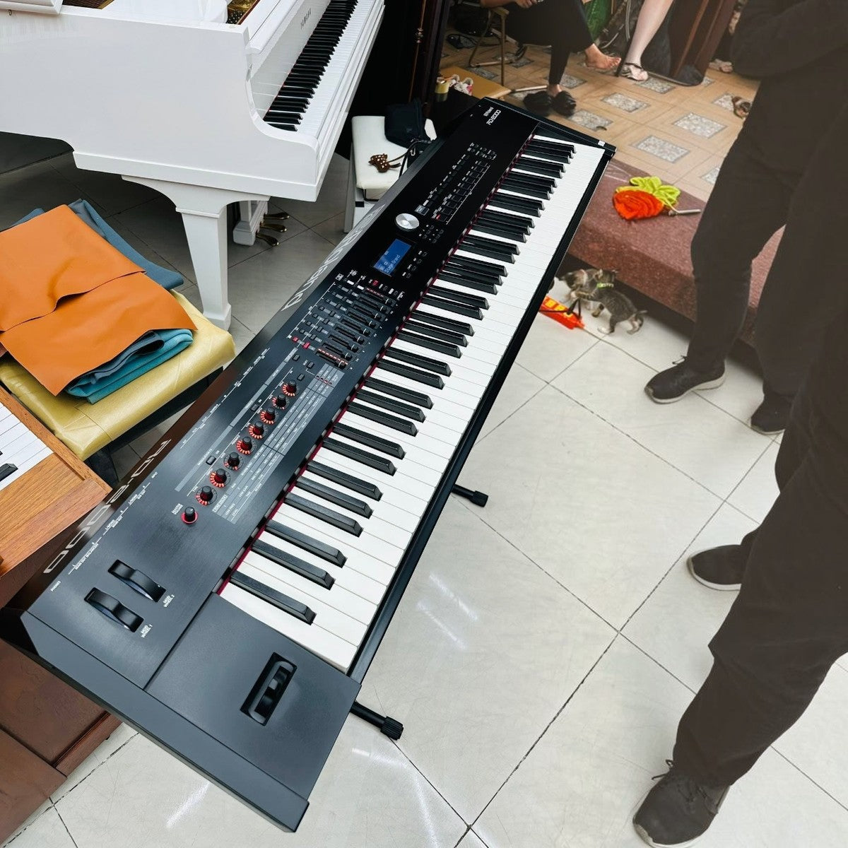 Đàn piano điện Roland RD-2000 màu đen tại showroom TÂN NHẠC CỤ, thiết kế chuyên nghiệp với nhiều nút điều khiển